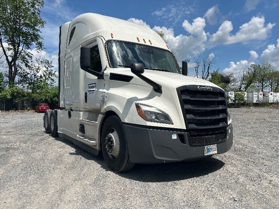 Sleeper Tractor-Heavy Duty Tractors-Freightliner-2022-T12664ST-York-PA-512,809\n\t\tmiles-$ 70,750 - Image 1