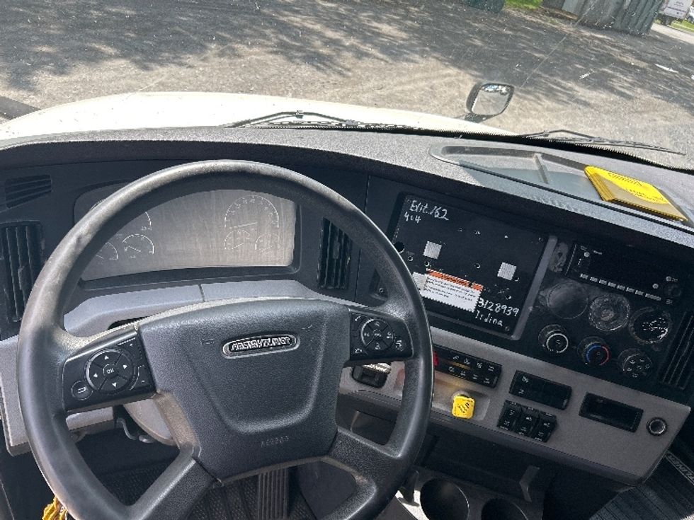 Sleeper Tractor-Heavy Duty Tractors-Freightliner-2022-T12664ST-York-PA-512,809\n\t\tmiles-$ 70,750 - Image 11