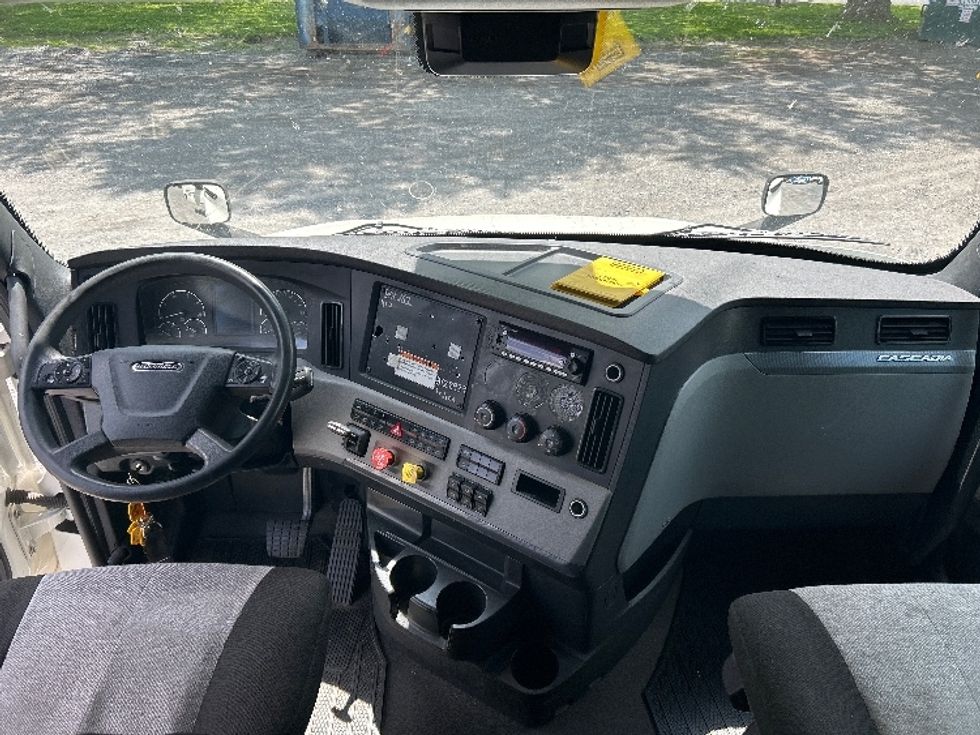 Sleeper Tractor-Heavy Duty Tractors-Freightliner-2022-T12664ST-York-PA-512,809\n\t\tmiles-$ 70,750 - Image 12