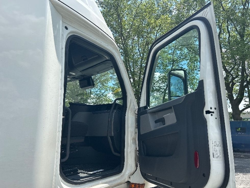 Sleeper Tractor-Heavy Duty Tractors-Freightliner-2022-T12664ST-York-PA-512,809\n\t\tmiles-$ 70,750 - Image 13