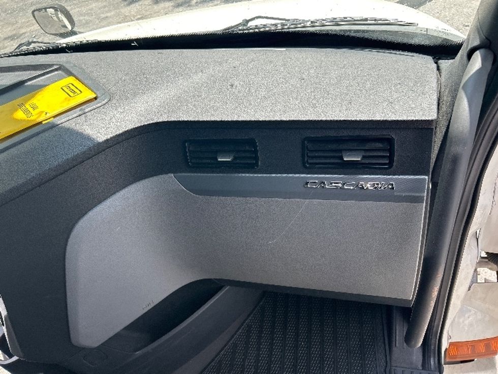 Sleeper Tractor-Heavy Duty Tractors-Freightliner-2022-T12664ST-York-PA-512,809\n\t\tmiles-$ 70,750 - Image 14