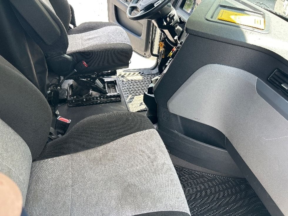 Sleeper Tractor-Heavy Duty Tractors-Freightliner-2022-T12664ST-York-PA-512,809\n\t\tmiles-$ 70,750 - Image 15