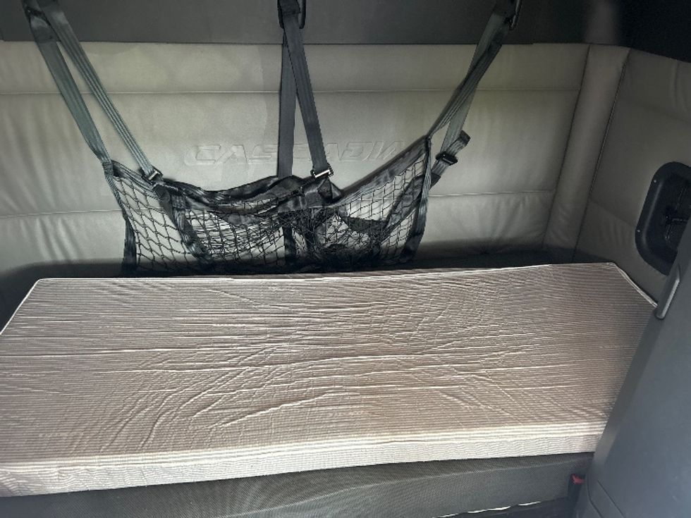 Sleeper Tractor-Heavy Duty Tractors-Freightliner-2022-T12664ST-York-PA-512,809\n\t\tmiles-$ 70,750 - Image 16