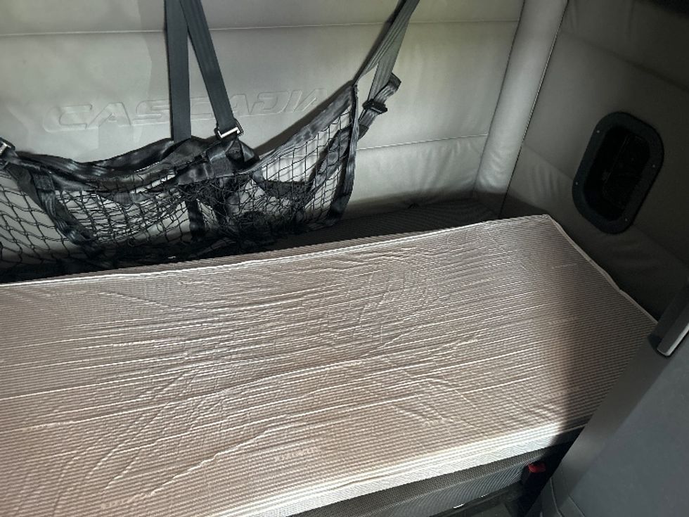 Sleeper Tractor-Heavy Duty Tractors-Freightliner-2022-T12664ST-York-PA-512,809\n\t\tmiles-$ 70,750 - Image 17