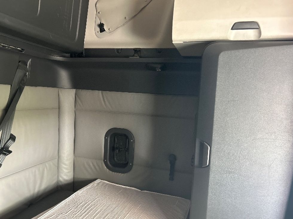 Sleeper Tractor-Heavy Duty Tractors-Freightliner-2022-T12664ST-York-PA-512,809\n\t\tmiles-$ 70,750 - Image 18