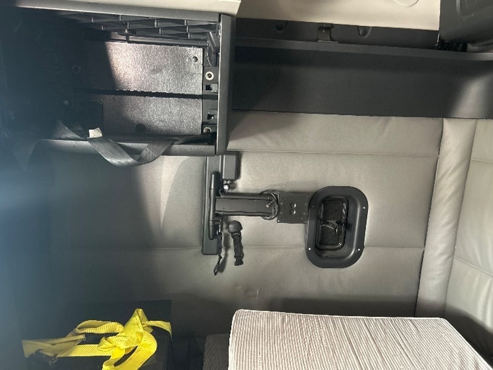 Sleeper Tractor-Heavy Duty Tractors-Freightliner-2022-T12664ST-York-PA-512,809\n\t\tmiles-$ 70,750 - Image 19