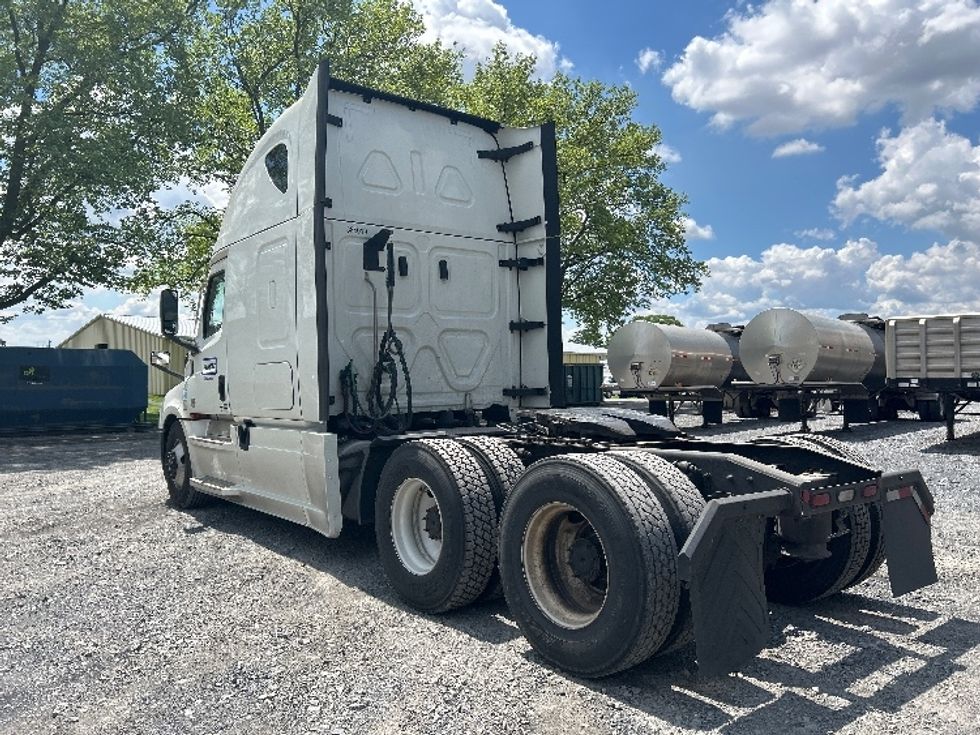 Sleeper Tractor-Heavy Duty Tractors-Freightliner-2022-T12664ST-York-PA-512,809\n\t\tmiles-$ 70,750 - Image 5