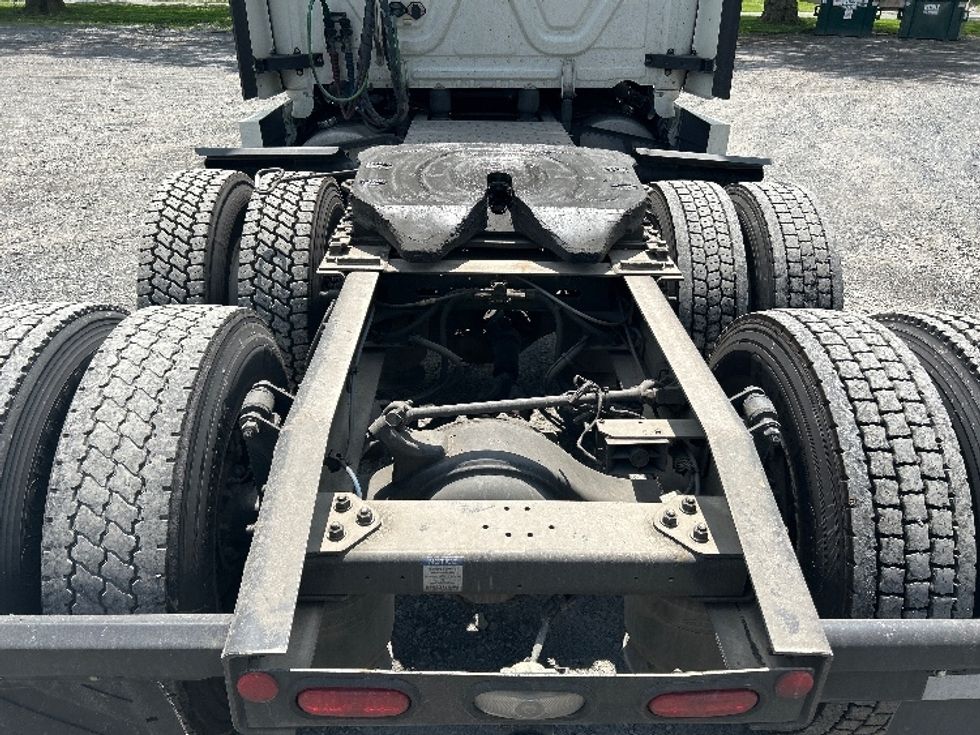 Sleeper Tractor-Heavy Duty Tractors-Freightliner-2022-T12664ST-York-PA-512,809\n\t\tmiles-$ 70,750 - Image 6
