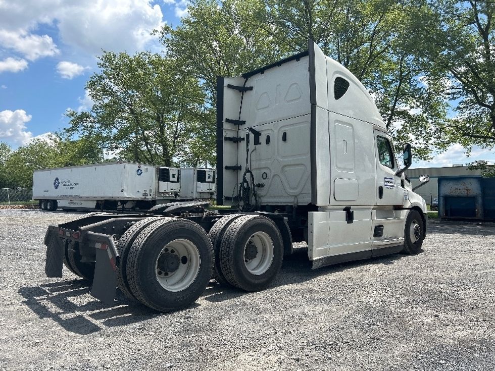 Sleeper Tractor-Heavy Duty Tractors-Freightliner-2022-T12664ST-York-PA-512,809\n\t\tmiles-$ 70,750 - Image 7