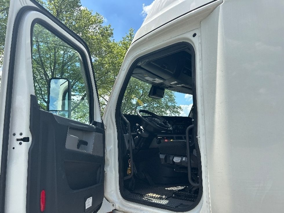 Sleeper Tractor-Heavy Duty Tractors-Freightliner-2022-T12664ST-York-PA-512,809\n\t\tmiles-$ 70,750 - Image 9