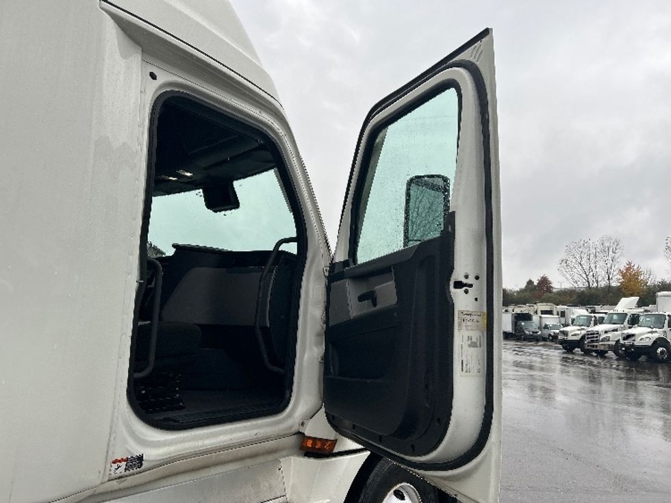 Sleeper Tractor-Heavy Duty Tractors-Freightliner-2022-T12664ST-Youngstown-OH-466,464\n\t\tmiles-$ 70,750 - Image 13