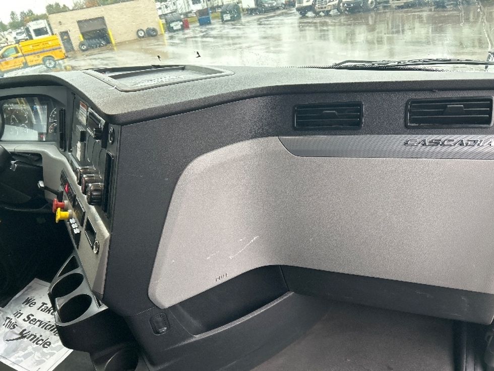 Sleeper Tractor-Heavy Duty Tractors-Freightliner-2022-T12664ST-Youngstown-OH-466,464\n\t\tmiles-$ 70,750 - Image 14