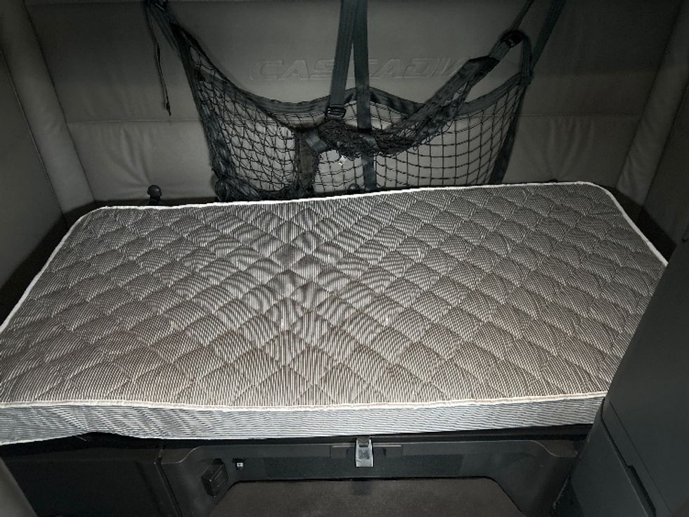 Sleeper Tractor-Heavy Duty Tractors-Freightliner-2022-T12664ST-Youngstown-OH-466,464\n\t\tmiles-$ 70,750 - Image 17