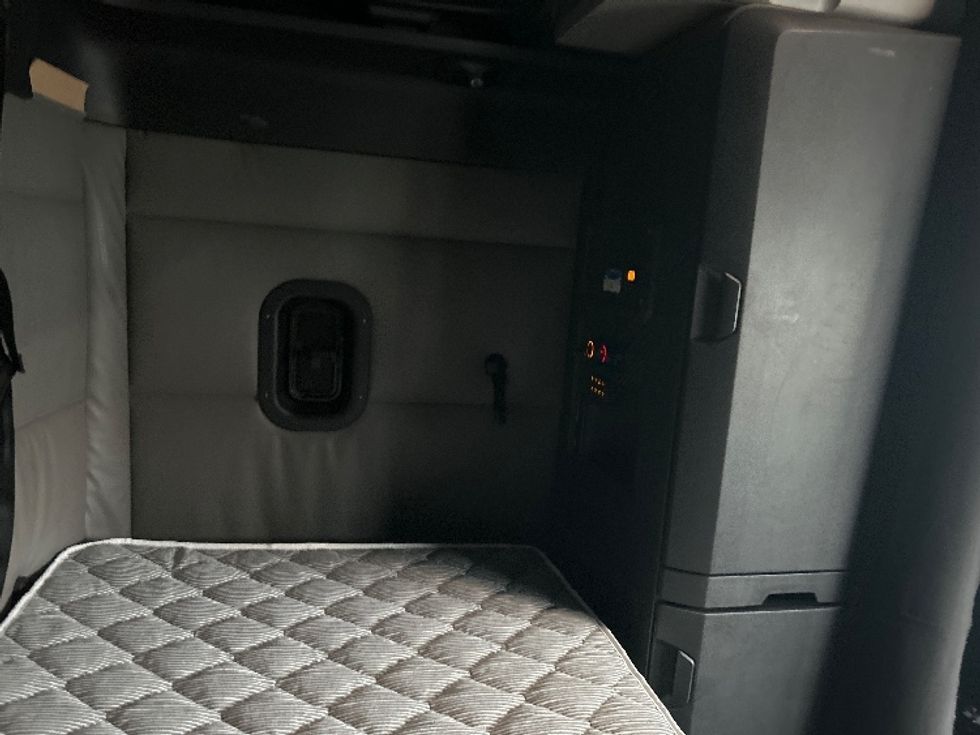 Sleeper Tractor-Heavy Duty Tractors-Freightliner-2022-T12664ST-Youngstown-OH-466,464\n\t\tmiles-$ 70,750 - Image 18