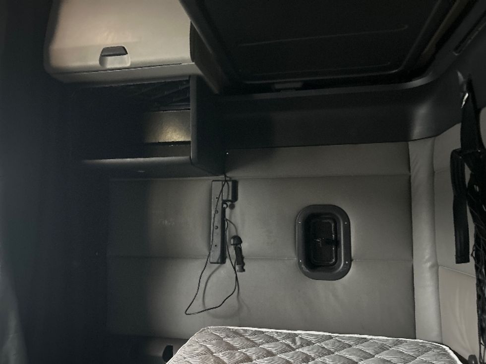 Sleeper Tractor-Heavy Duty Tractors-Freightliner-2022-T12664ST-Youngstown-OH-466,464\n\t\tmiles-$ 70,750 - Image 19