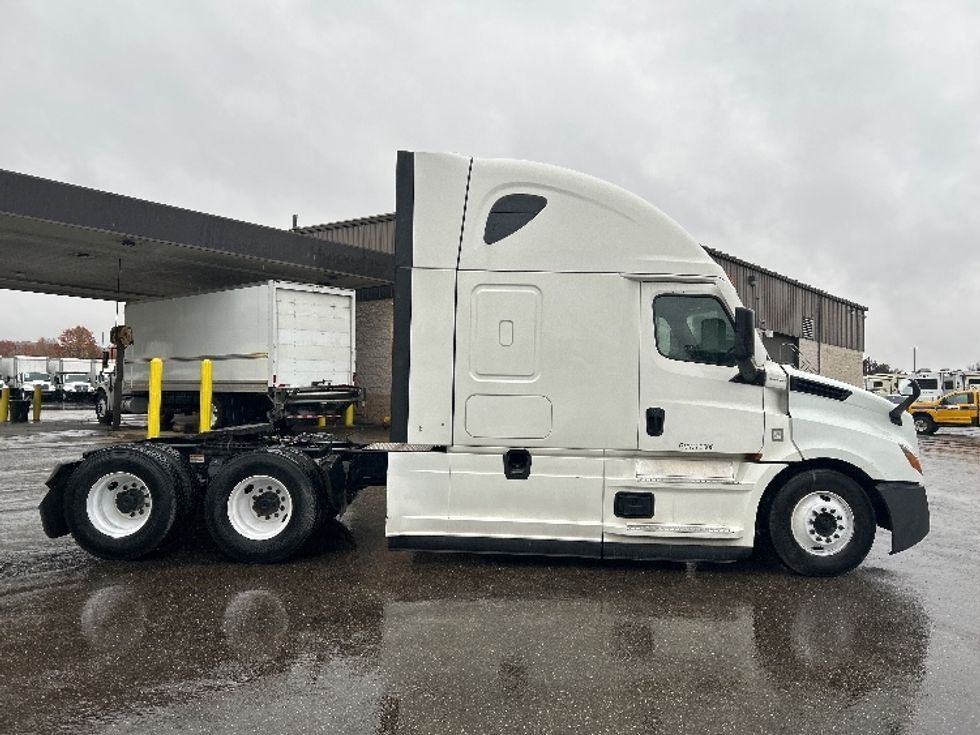 Sleeper Tractor-Heavy Duty Tractors-Freightliner-2022-T12664ST-Youngstown-OH-466,464\n\t\tmiles-$ 70,750 - Image 8