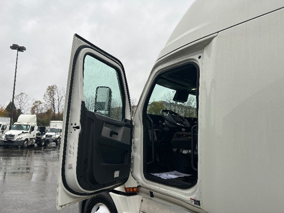 Sleeper Tractor-Heavy Duty Tractors-Freightliner-2022-T12664ST-Youngstown-OH-466,464\n\t\tmiles-$ 70,750 - Image 9