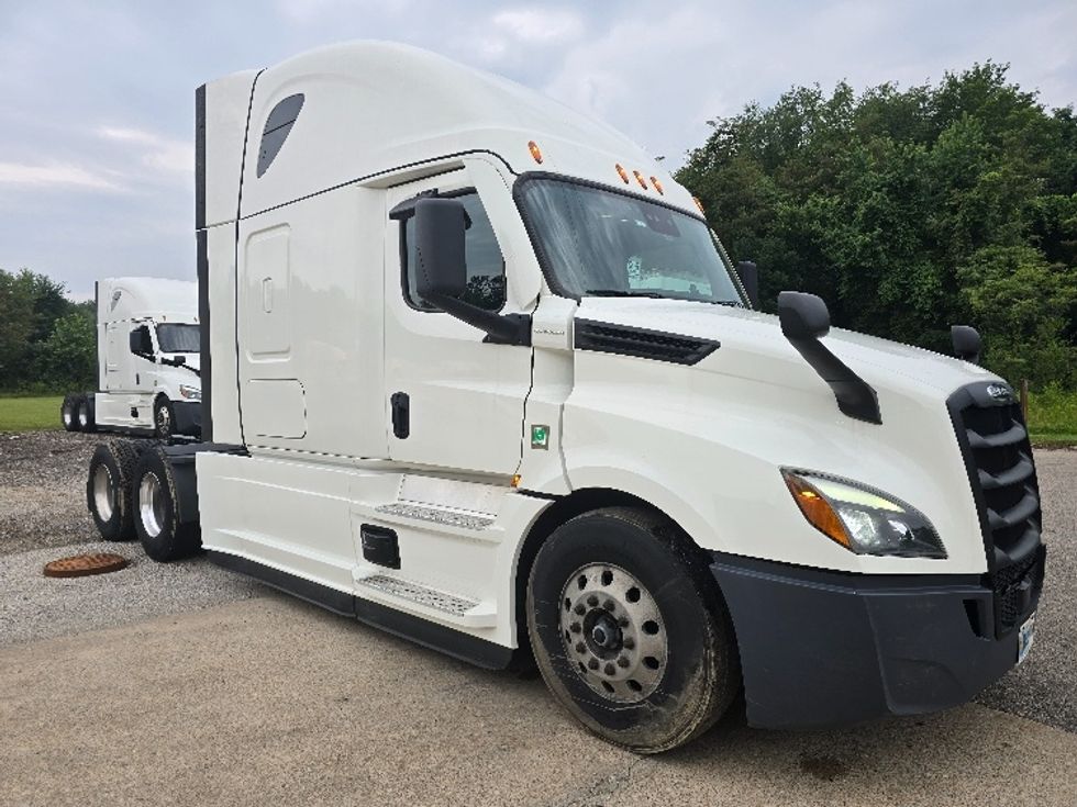 Sleeper Tractor-Heavy Duty Tractors-Freightliner-2022-T12664ST-Zanesville-OH-573,547\n\t\tmiles-$ 68,000 - Image 1