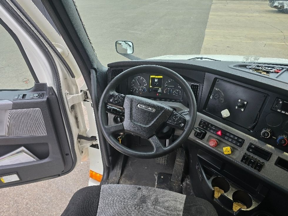 Sleeper Tractor-Heavy Duty Tractors-Freightliner-2022-T12664ST-Zanesville-OH-573,547\n\t\tmiles-$ 68,000 - Image 11