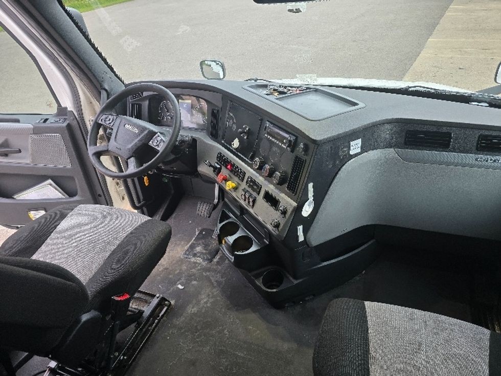 Sleeper Tractor-Heavy Duty Tractors-Freightliner-2022-T12664ST-Zanesville-OH-573,547\n\t\tmiles-$ 68,000 - Image 12