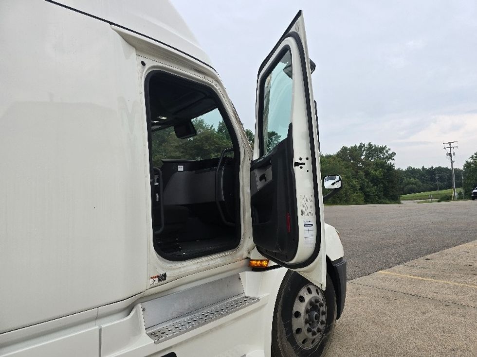 Sleeper Tractor-Heavy Duty Tractors-Freightliner-2022-T12664ST-Zanesville-OH-573,547\n\t\tmiles-$ 68,000 - Image 13