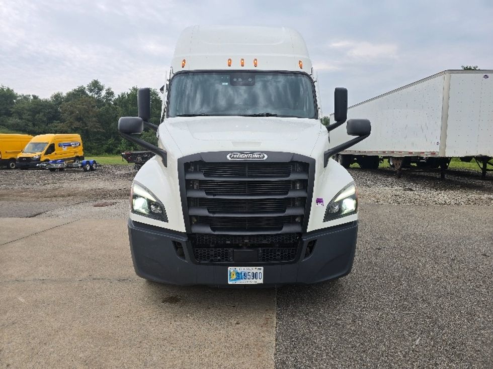 Sleeper Tractor-Heavy Duty Tractors-Freightliner-2022-T12664ST-Zanesville-OH-573,547\n\t\tmiles-$ 68,000 - Image 2