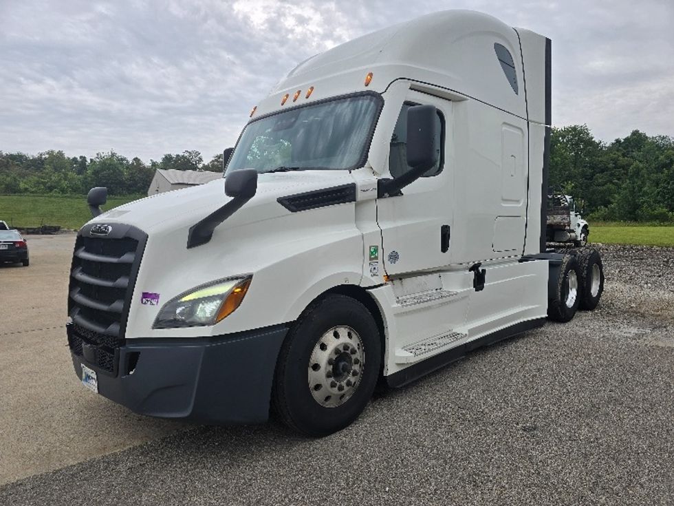 Sleeper Tractor-Heavy Duty Tractors-Freightliner-2022-T12664ST-Zanesville-OH-573,547\n\t\tmiles-$ 68,000 - Image 3
