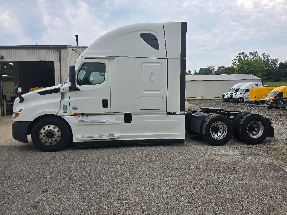 Sleeper Tractor-Heavy Duty Tractors-Freightliner-2022-T12664ST-Zanesville-OH-573,547\n\t\tmiles-$ 68,000 - Image 4