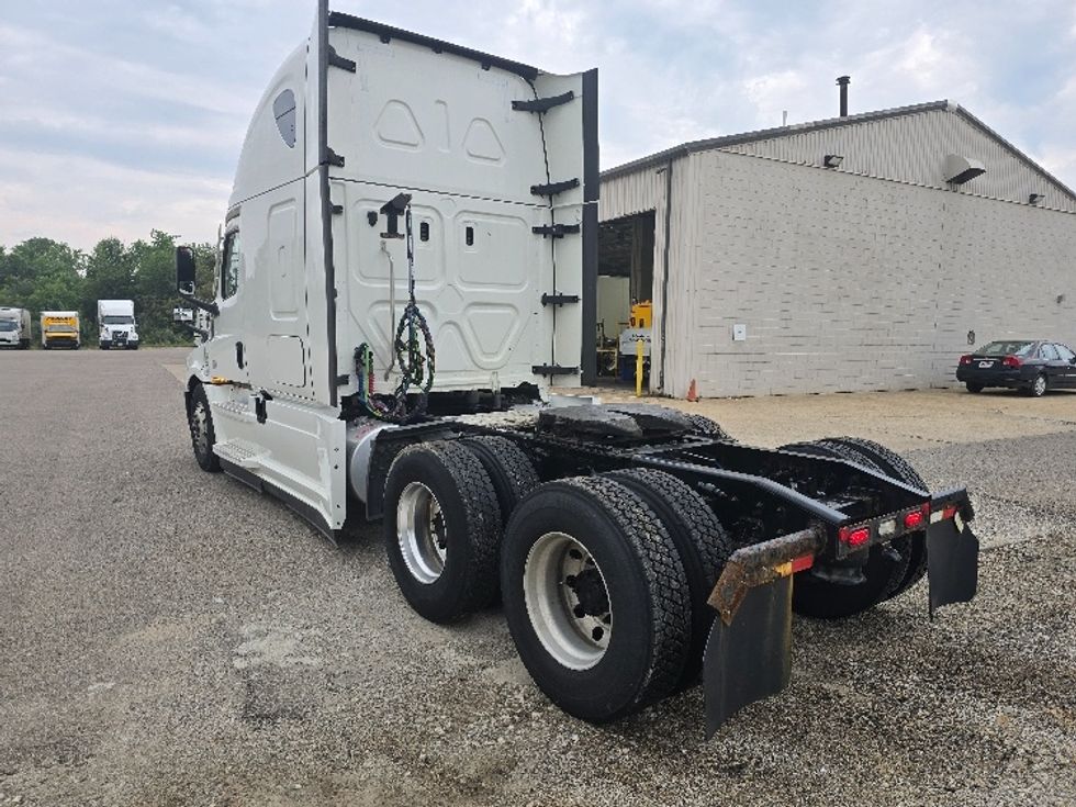 Sleeper Tractor-Heavy Duty Tractors-Freightliner-2022-T12664ST-Zanesville-OH-573,547\n\t\tmiles-$ 68,000 - Image 5