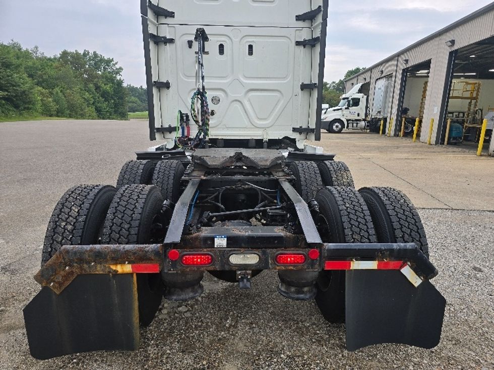 Sleeper Tractor-Heavy Duty Tractors-Freightliner-2022-T12664ST-Zanesville-OH-573,547\n\t\tmiles-$ 68,000 - Image 6