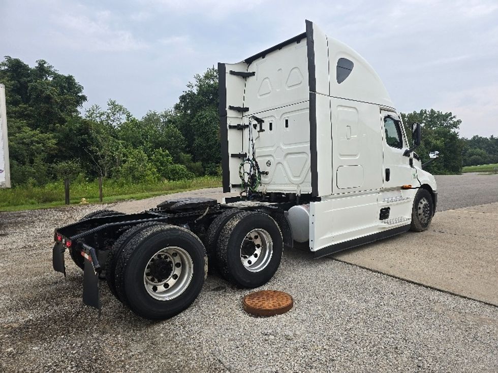 Sleeper Tractor-Heavy Duty Tractors-Freightliner-2022-T12664ST-Zanesville-OH-573,547\n\t\tmiles-$ 68,000 - Image 7