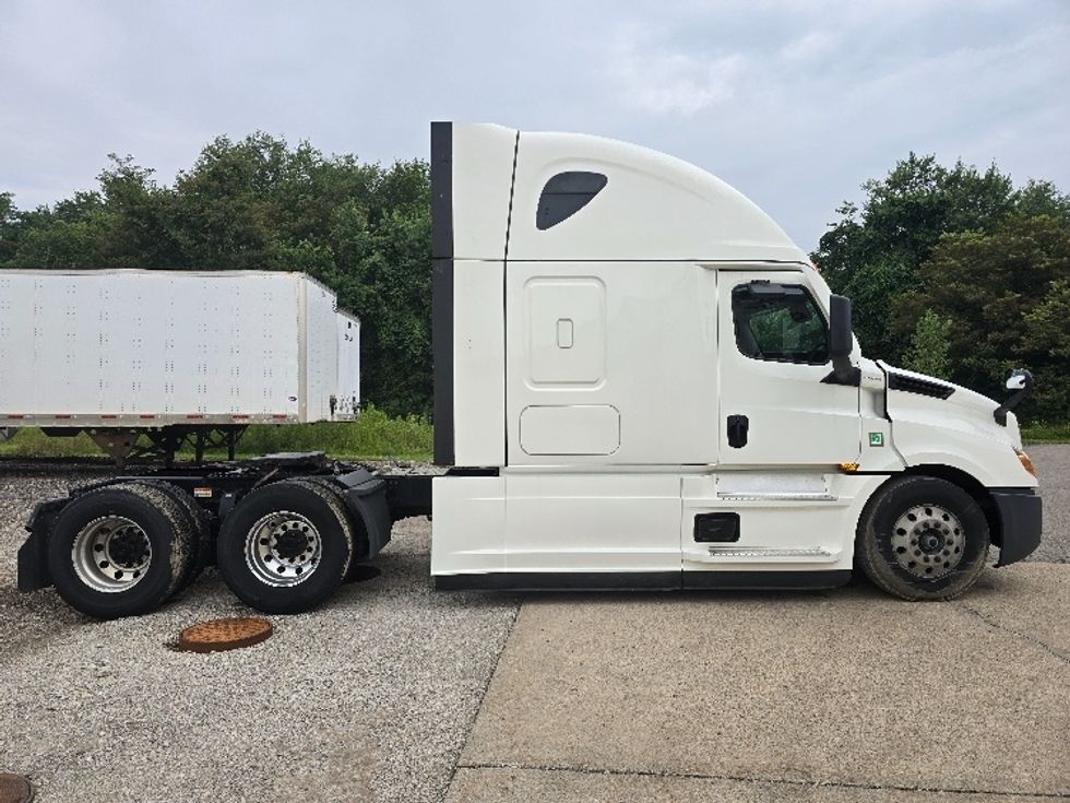 Sleeper Tractor-Heavy Duty Tractors-Freightliner-2022-T12664ST-Zanesville-OH-573,547\n\t\tmiles-$ 68,000 - Image 8