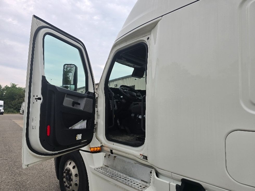Sleeper Tractor-Heavy Duty Tractors-Freightliner-2022-T12664ST-Zanesville-OH-573,547\n\t\tmiles-$ 68,000 - Image 9
