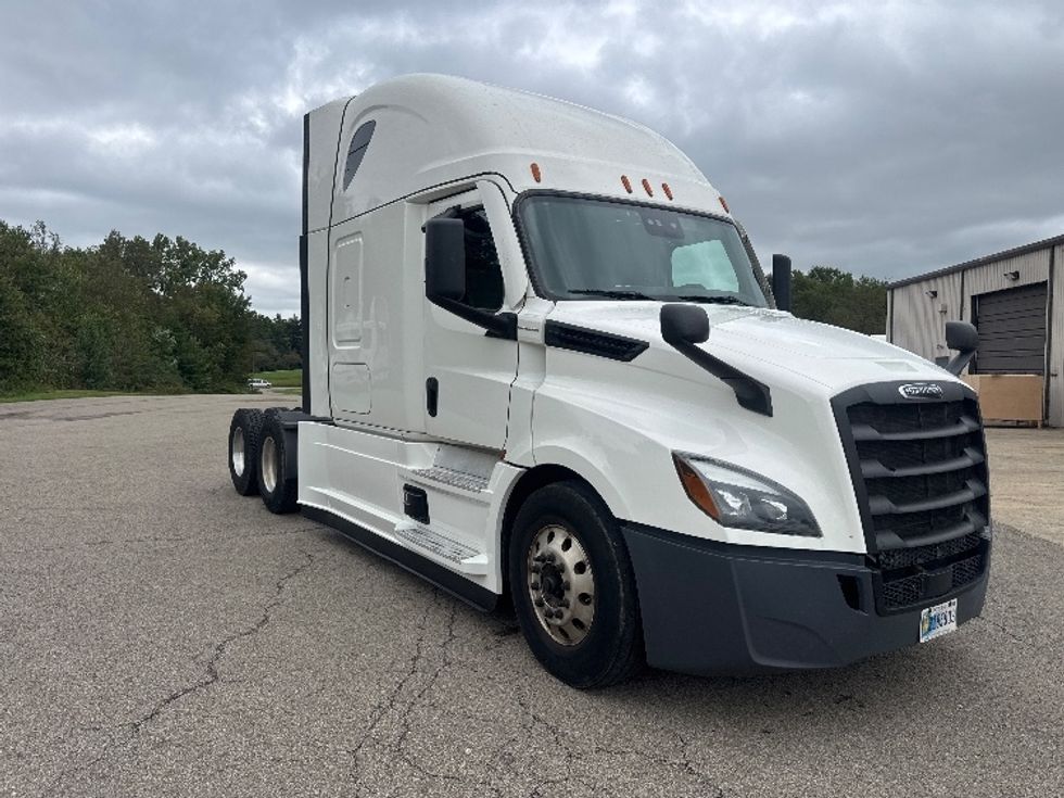 Sleeper Tractor-Heavy Duty Tractors-Freightliner-2022-T12664ST-Zanesville-OH-611,161\n\t\tmiles-$ 70,250 - Image 1
