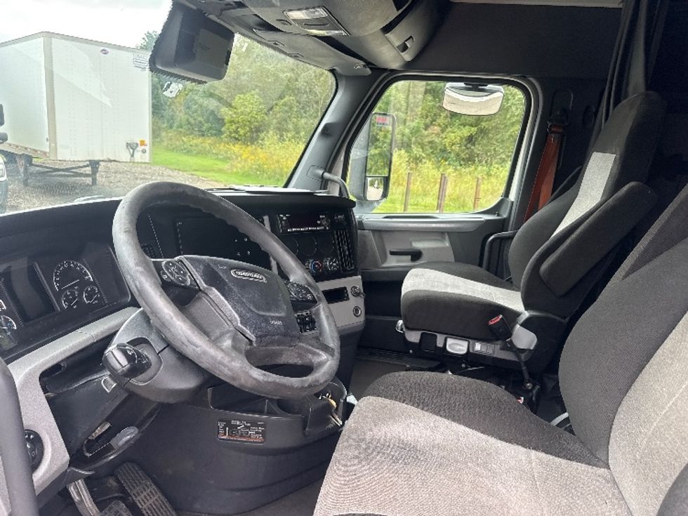 Sleeper Tractor-Heavy Duty Tractors-Freightliner-2022-T12664ST-Zanesville-OH-611,161\n\t\tmiles-$ 70,250 - Image 10