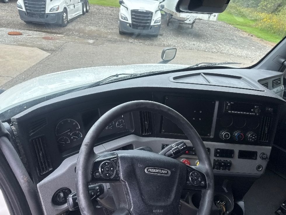 Sleeper Tractor-Heavy Duty Tractors-Freightliner-2022-T12664ST-Zanesville-OH-611,161\n\t\tmiles-$ 70,250 - Image 11