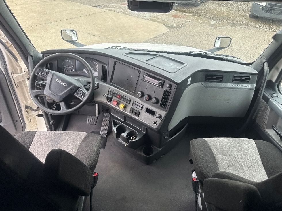Sleeper Tractor-Heavy Duty Tractors-Freightliner-2022-T12664ST-Zanesville-OH-611,161\n\t\tmiles-$ 70,250 - Image 12