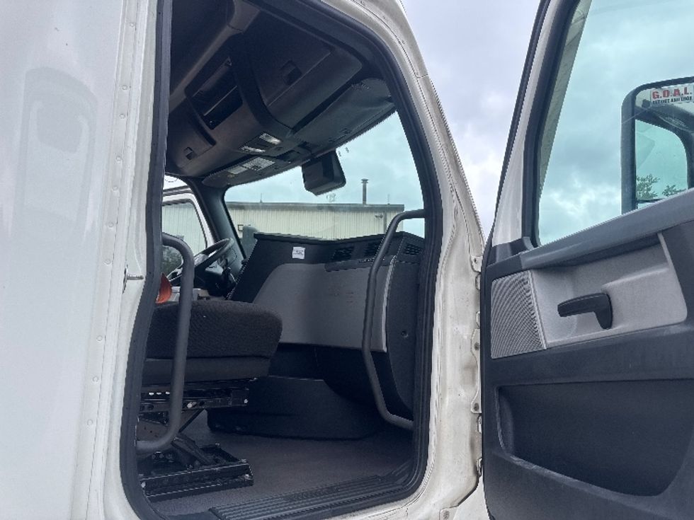 Sleeper Tractor-Heavy Duty Tractors-Freightliner-2022-T12664ST-Zanesville-OH-611,161\n\t\tmiles-$ 70,250 - Image 13