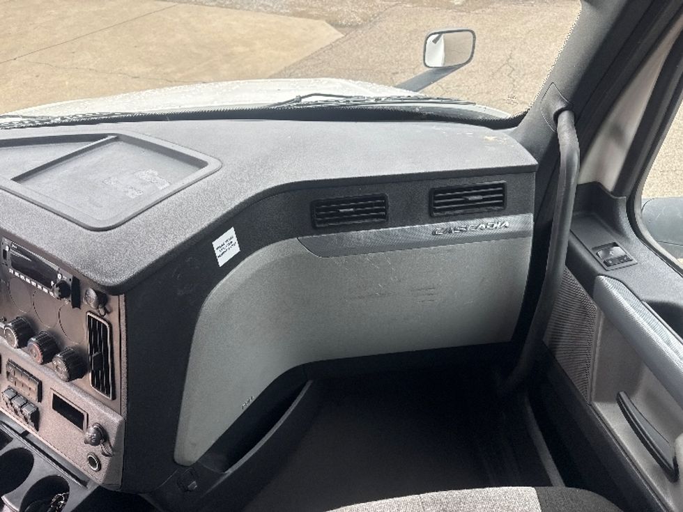 Sleeper Tractor-Heavy Duty Tractors-Freightliner-2022-T12664ST-Zanesville-OH-611,161\n\t\tmiles-$ 70,250 - Image 14