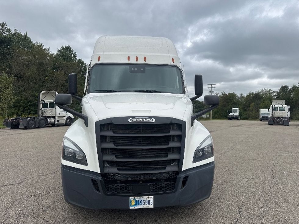 Sleeper Tractor-Heavy Duty Tractors-Freightliner-2022-T12664ST-Zanesville-OH-611,161\n\t\tmiles-$ 70,250 - Image 2