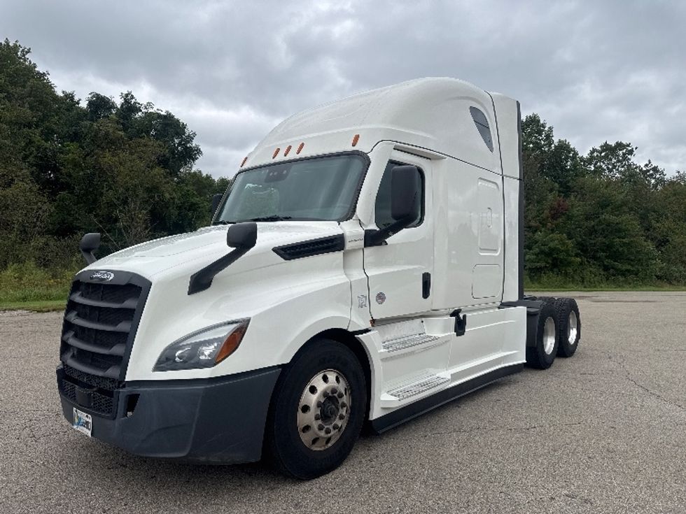 Sleeper Tractor-Heavy Duty Tractors-Freightliner-2022-T12664ST-Zanesville-OH-611,161\n\t\tmiles-$ 70,250 - Image 3