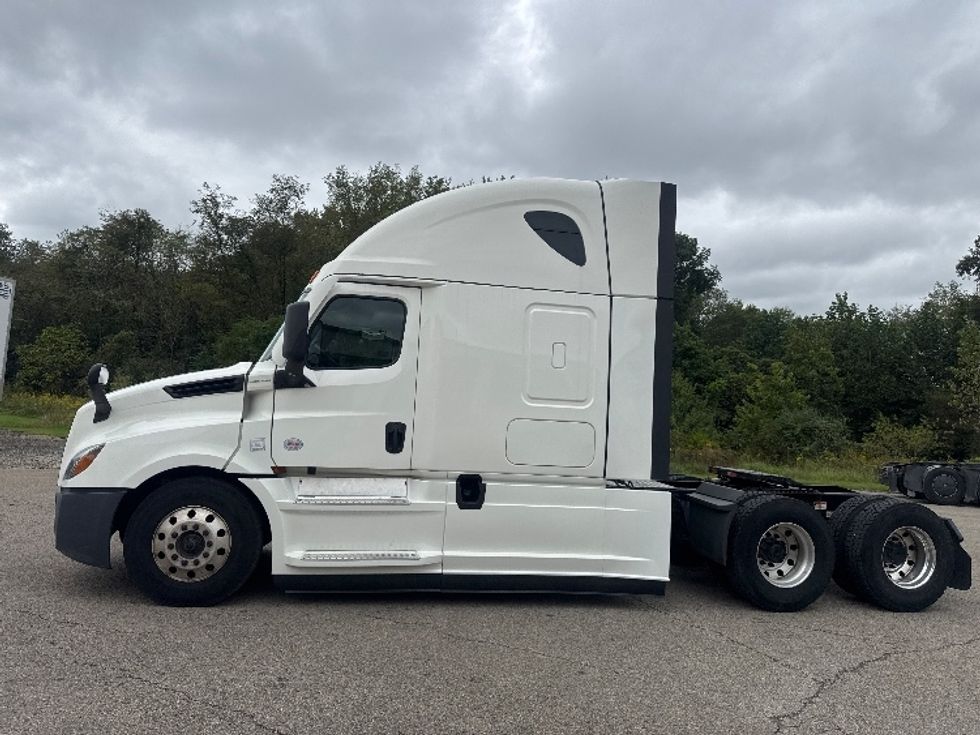 Sleeper Tractor-Heavy Duty Tractors-Freightliner-2022-T12664ST-Zanesville-OH-611,161\n\t\tmiles-$ 70,250 - Image 4