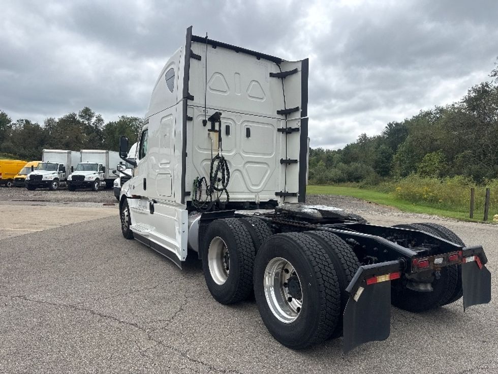 Sleeper Tractor-Heavy Duty Tractors-Freightliner-2022-T12664ST-Zanesville-OH-611,161\n\t\tmiles-$ 70,250 - Image 5