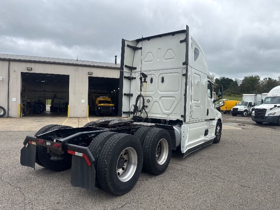 Sleeper Tractor-Heavy Duty Tractors-Freightliner-2022-T12664ST-Zanesville-OH-611,161\n\t\tmiles-$ 70,250 - Image 7