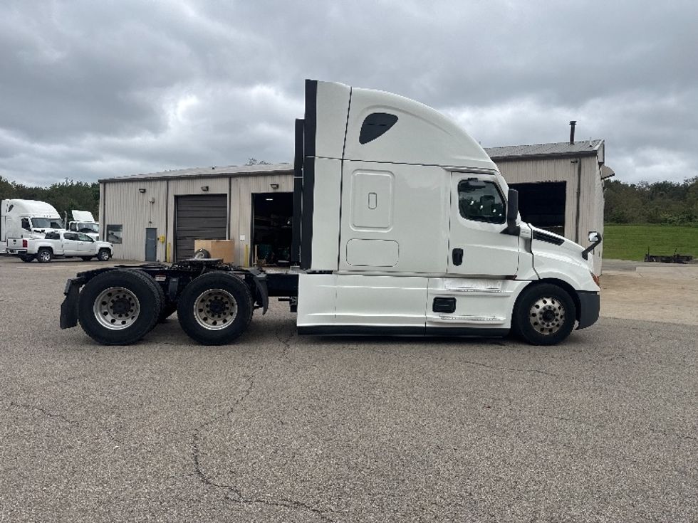 Sleeper Tractor-Heavy Duty Tractors-Freightliner-2022-T12664ST-Zanesville-OH-611,161\n\t\tmiles-$ 70,250 - Image 8