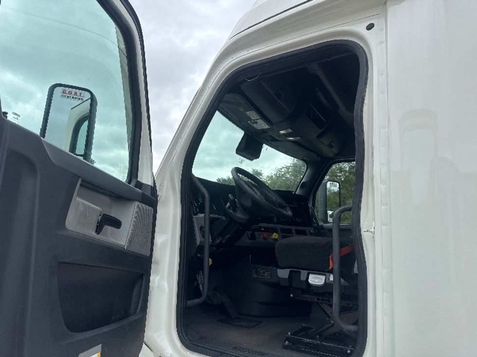 Sleeper Tractor-Heavy Duty Tractors-Freightliner-2022-T12664ST-Zanesville-OH-611,161\n\t\tmiles-$ 70,250 - Image 9