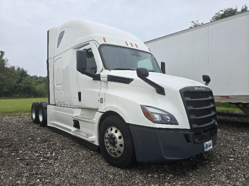 Sleeper Tractor-Heavy Duty Tractors-Freightliner-2022-T12664ST-Zanesville-OH-685,005\n\t\tmiles-$ 57,000 - Image 1