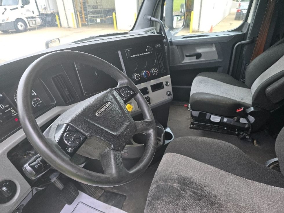 Sleeper Tractor-Heavy Duty Tractors-Freightliner-2022-T12664ST-Zanesville-OH-685,005\n\t\tmiles-$ 57,000 - Image 10
