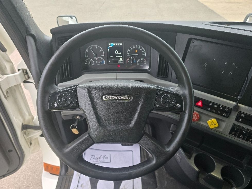 Sleeper Tractor-Heavy Duty Tractors-Freightliner-2022-T12664ST-Zanesville-OH-685,005\n\t\tmiles-$ 57,000 - Image 11