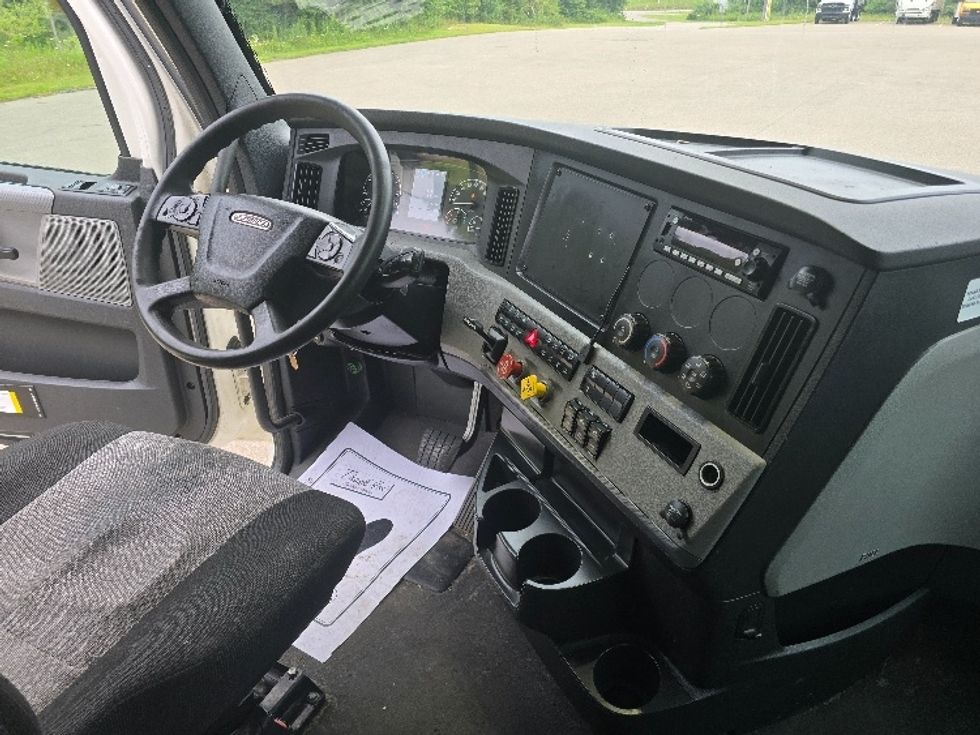 Sleeper Tractor-Heavy Duty Tractors-Freightliner-2022-T12664ST-Zanesville-OH-685,005\n\t\tmiles-$ 57,000 - Image 12